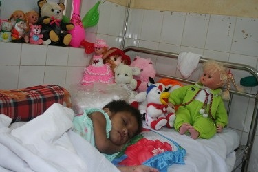 Tỉnh Bình Phước nhận chăm nuôi bé Hảo - 1