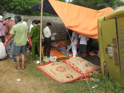 Tai nạn kinh hoàng ở Nghệ An, 16 người chết - 2