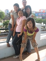 Áo trễ, váy ngắn... “tung” giảng đường - 1