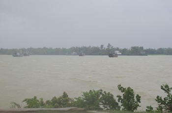 Bão số 5 chuyển hướng phức tạp - 3 Bão số 5 chuyển hướng phức tạp - 3