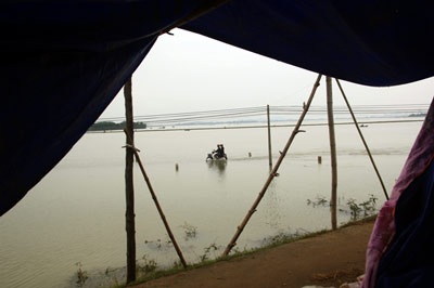 Phóng sự ảnh: 5 ngày ăn ngủ trên đê - 2