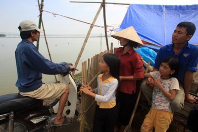 Phóng sự ảnh: 5 ngày ăn ngủ trên đê - 3