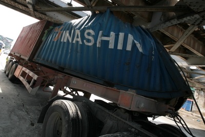 Cầu Long Biên bị xe container đâm “trọng thương” - 2 Cầu Long Biên bị xe container đâm “trọng thương” - 2