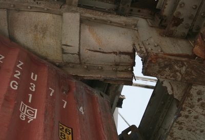 Cầu Long Biên bị xe container đâm “trọng thương” - 3 Cầu Long Biên bị xe container đâm “trọng thương” - 3