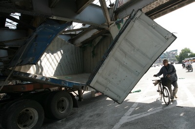 Cầu Long Biên bị xe container đâm “trọng thương” - 5 Cầu Long Biên bị xe container đâm “trọng thương” - 5