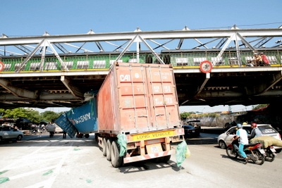 Cầu Long Biên bị xe container đâm “trọng thương” - 6 Cầu Long Biên bị xe container đâm “trọng thương” - 6