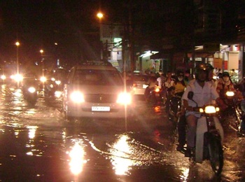 Đỉnh triều làm vỡ hàng loạt bờ bao, TPHCM ngập sâu - 3