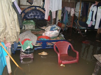 Đỉnh triều làm vỡ hàng loạt bờ bao, TPHCM ngập sâu - 7