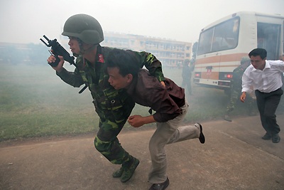 Chùm ảnh: 10 phút để giải cứu con tin - 18 Chùm ảnh: 10 phút để giải cứu con tin - 18