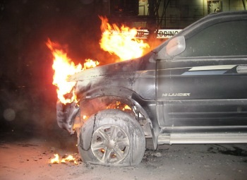 Xe Isuzu bốc cháy trên phố Thái Hà  - 1