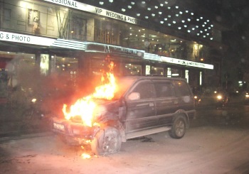 Xe Isuzu bốc cháy trên phố Thái Hà  - 2