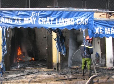 Cháy lớn chợ Dịch Vọng thiêu rụi hàng trăm xe máy - 3 Cháy lớn chợ Dịch Vọng thiêu rụi hàng trăm xe máy - 3