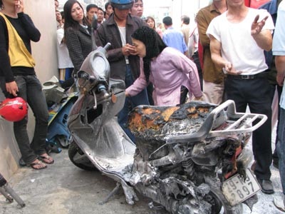 Cháy lớn chợ Dịch Vọng thiêu rụi hàng trăm xe máy - 5 Cháy lớn chợ Dịch Vọng thiêu rụi hàng trăm xe máy - 5