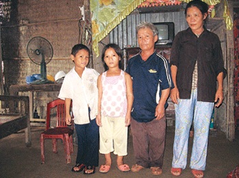 Thế giới “cổ tích” của gia đình lùn nhất Việt Nam - 2 Thế giới “cổ tích” của gia đình lùn nhất Việt Nam - 2