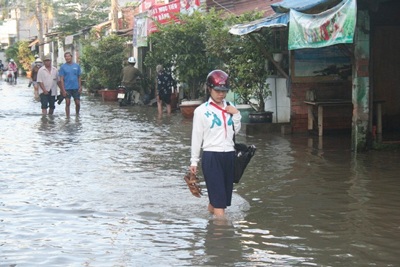 TPHCM: Đỉnh triều gây ngập 99 tuyến đường - 1