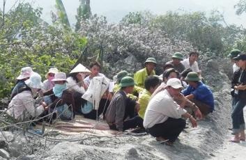 Nghệ An: Sập núi đá, vùi chết 18 công nhân - 2 Nghệ An: Sập núi đá, vùi chết 18 công nhân - 2