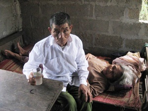 71 tuổi - bán hàng rong nuôi vợ mù - 1