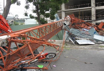 TPHCM: Cần cẩu sập làm 5 người bị thương - 1