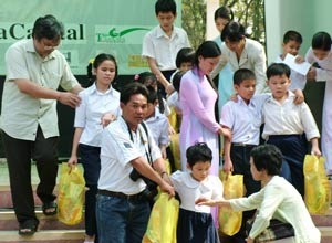 Trao 1.000 học bổng cho học sinh nghèo hiếu học lần 2 - 2