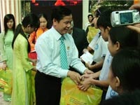 Trao 1.000 học bổng cho học sinh nghèo hiếu học lần 2 - 1