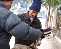 Theo chân người bán rắn độc - 1