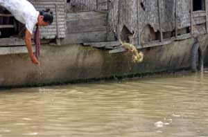 Sống trên những “dòng sông thối” - 2 Sống trên những “dòng sông thối” - 2