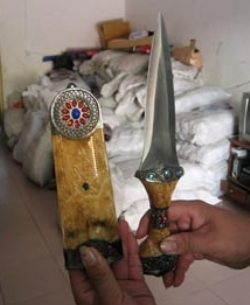 Kỳ II: Súng ngất, đao kiếm bán như đồ chơi - 2 Kỳ II: Súng ngất, đao kiếm bán như đồ chơi - 2