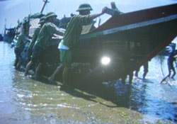 Chạy đua với bão Xangsane - 6