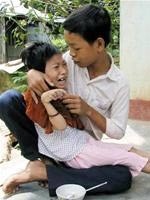 Vai nhỏ chống đỡ cả gia đình - 1 Vai nhỏ chống đỡ cả gia đình - 1