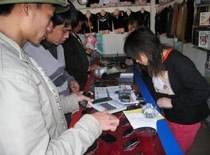 Đi chợ “điện thoại dựng” biên giới - 1 Đi chợ “điện thoại dựng” biên giới - 1