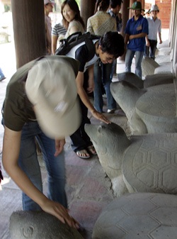 Khẩn cầu tâm linh trước giờ “vượt vũ môn” - 1