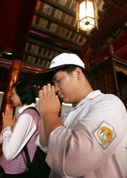 Khẩn cầu tâm linh trước giờ “vượt vũ môn” - 4