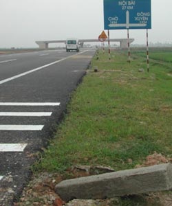 Quốc lộ 18: Cọc tiêu lõi tre, nền đường giòn như bánh xốp! - 2 Quốc lộ 18: Cọc tiêu lõi tre, nền đường giòn như bánh xốp! - 2