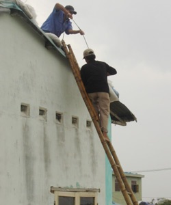 Giằng néo lại nhà và chèn lại mái. 