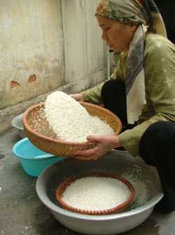 Xem người Hà Nội gói bánh chưng Tết - 1