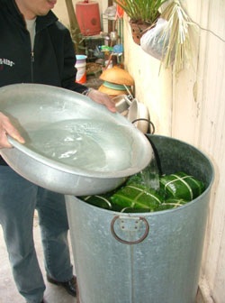 Xem người Hà Nội gói bánh chưng Tết - 7