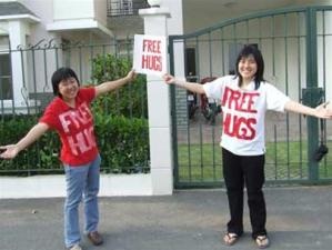 Hai cô gái và thông điệp “ôm miễn phí” - 1