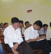 Dân la ó luật sư, phiên tòa liên tục gián đoạn - 1 Dân la ó luật sư, phiên tòa liên tục gián đoạn - 1