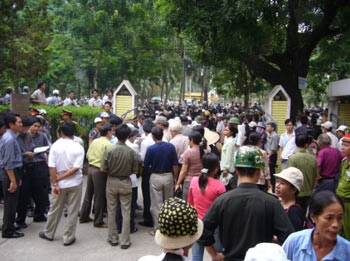 Dân la ó luật sư, phiên tòa liên tục gián đoạn - 2 Dân la ó luật sư, phiên tòa liên tục gián đoạn - 2
