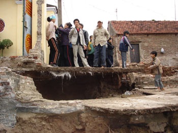 Đất lở, tượng… “lo” - 1 Đất lở, tượng… “lo” - 1