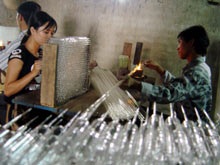 Làng thổi thuỷ tinh lo mất nghề - 1