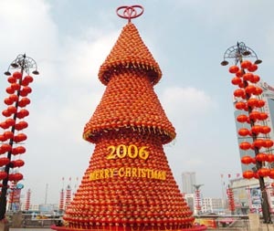 Cây thông Noel làm từ đèn lồng  - 1