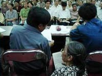 Người dân “rồng rắn” đi khiếu kiện - 1 Người dân “rồng rắn” đi khiếu kiện - 1