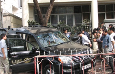 Phát hiện xác chết bê bết máu trong xe Lexus - 4 Phát hiện xác chết bê bết máu trong xe Lexus - 4