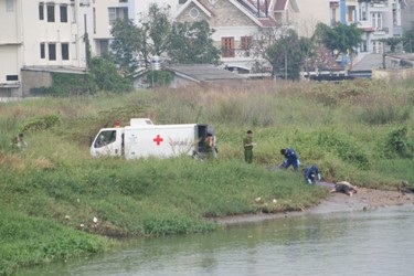 Hai mẹ con địu nhau chết trên sông Sài Gòn - 1