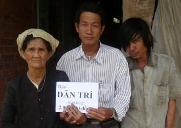 Một bạn đọc giấu tên ủng hộ cụ Phạm Thị Ba 2 triệu đồng  - 1