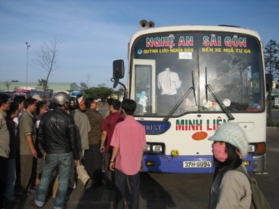 Xe không giấy tờ “nhồi” 75 hành khách - 1 Xe không giấy tờ “nhồi” 75 hành khách - 1