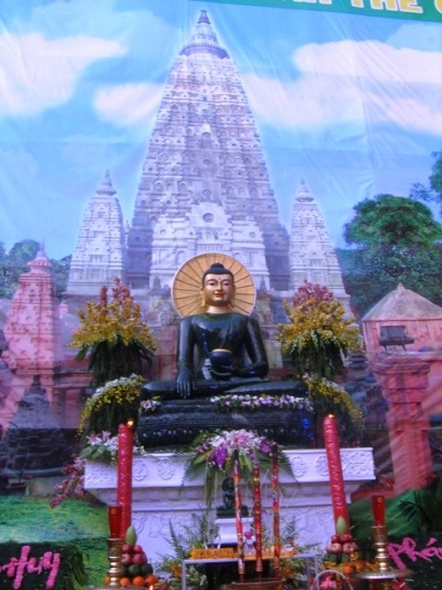 Chen vai đi xem tượng Phật ngọc - 2