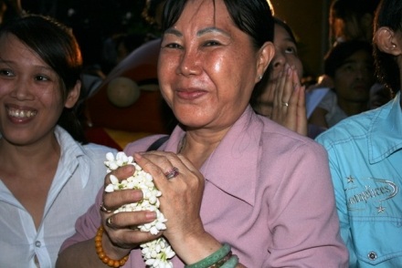 Chen vai đi xem tượng Phật ngọc - 16