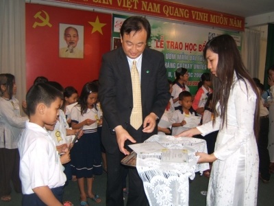 Trao 300 suất học bổng “ươm mầm đại thụ” - 1 Trao 300 suất học bổng “ươm mầm đại thụ” - 1